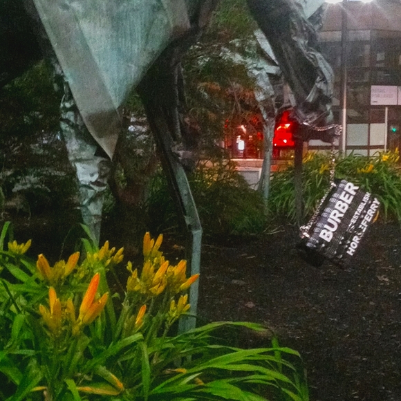 Burberry quilted leather and chain handbag - Picture 4 of 4